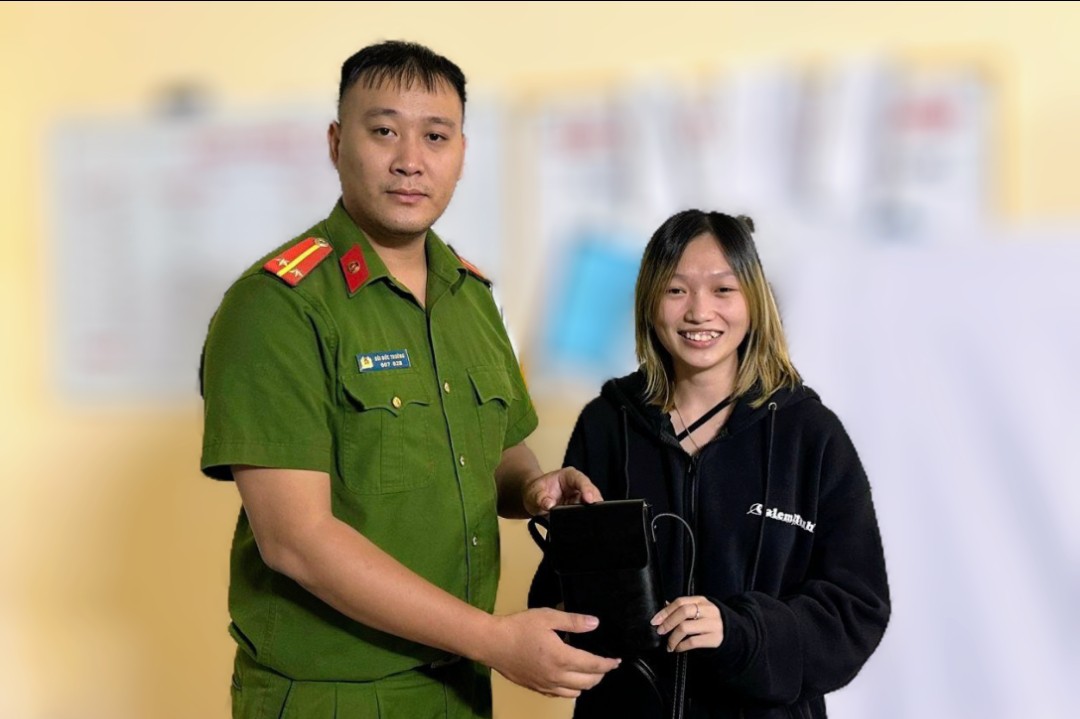 Công an thị trấn Cát Bà (huyện Cát Hải) trả lại tài sản đánh rơi cho công dân